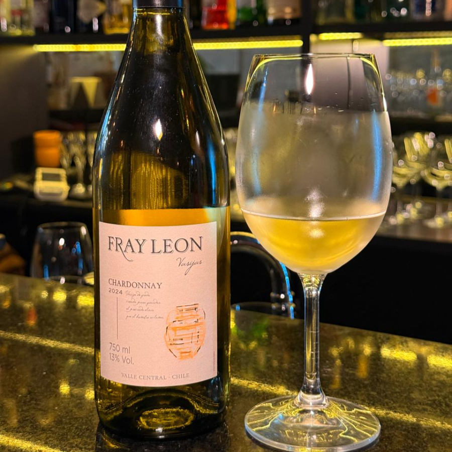 Fray León Chardonnay – Branco Chileno Vinho leve e refrescante, com notas de frutas tropicais e um toque cítrico. Fácil de beber e bem equilibrado. Combina com peixes, saladas e pratos leves.