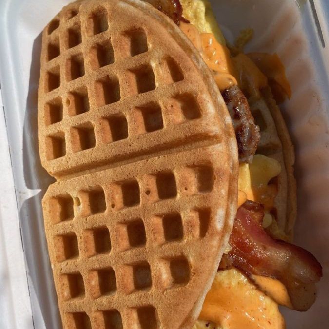 Sandwich waffle con tocino