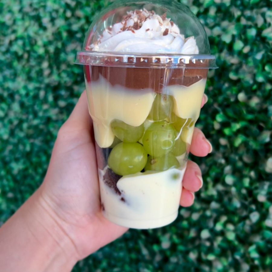 ➡️ Duo com Uva - Creme de ninho, Uva, Brownie, Brigadeiro, Brigadeiro Branco, Brigadeiro de Chocolate e Chantilly.