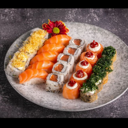 5 niguiri de salmão 5 uramki de salmão 5 joe de goiabada 5 uramaki skin 5 hot com couve