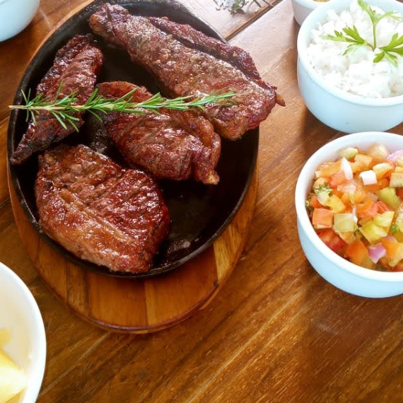 400g de picanha argentina suculenta, acompanhada de arroz soltinho, feijão tropeiro, vinagrete fresco e batata frita. Uma refeição rica em sabor e tradição!