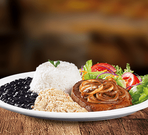Bife do quadril bovino (aprox. 85g in natura) preparado com aquele delicioso molho acebolado que só o Giraffas tem. Completo com: Arroz branco, feijão, farofa, salada e molho.