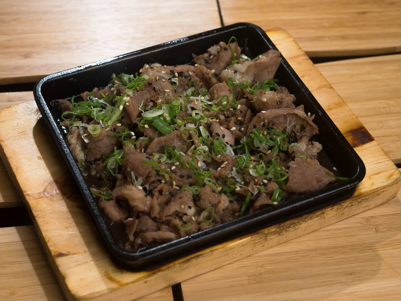 Carne suina fatiada com molho de gengibre