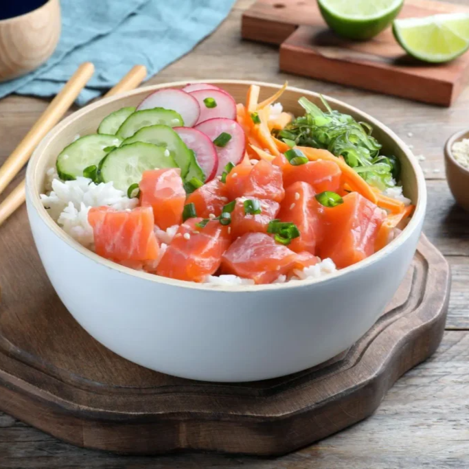 Salmão temperado com azeite trufado, flor de sal, manga, cebolinha, gengilim e crispe de batata. Acompanha: molho do chefe.