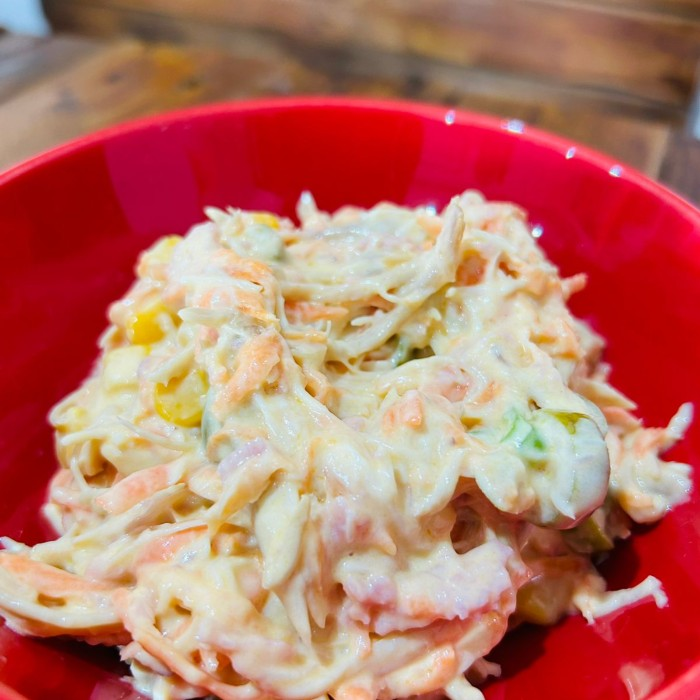 Para completar ainda mais seu almoço não deixe de pedir nosso delicioso salpicão cremoso feito com peito de frango desfiado, cenoura ralada, milho, azeitonas, cebola raladinha, creme de leite, maionese e salsinha. 250grms