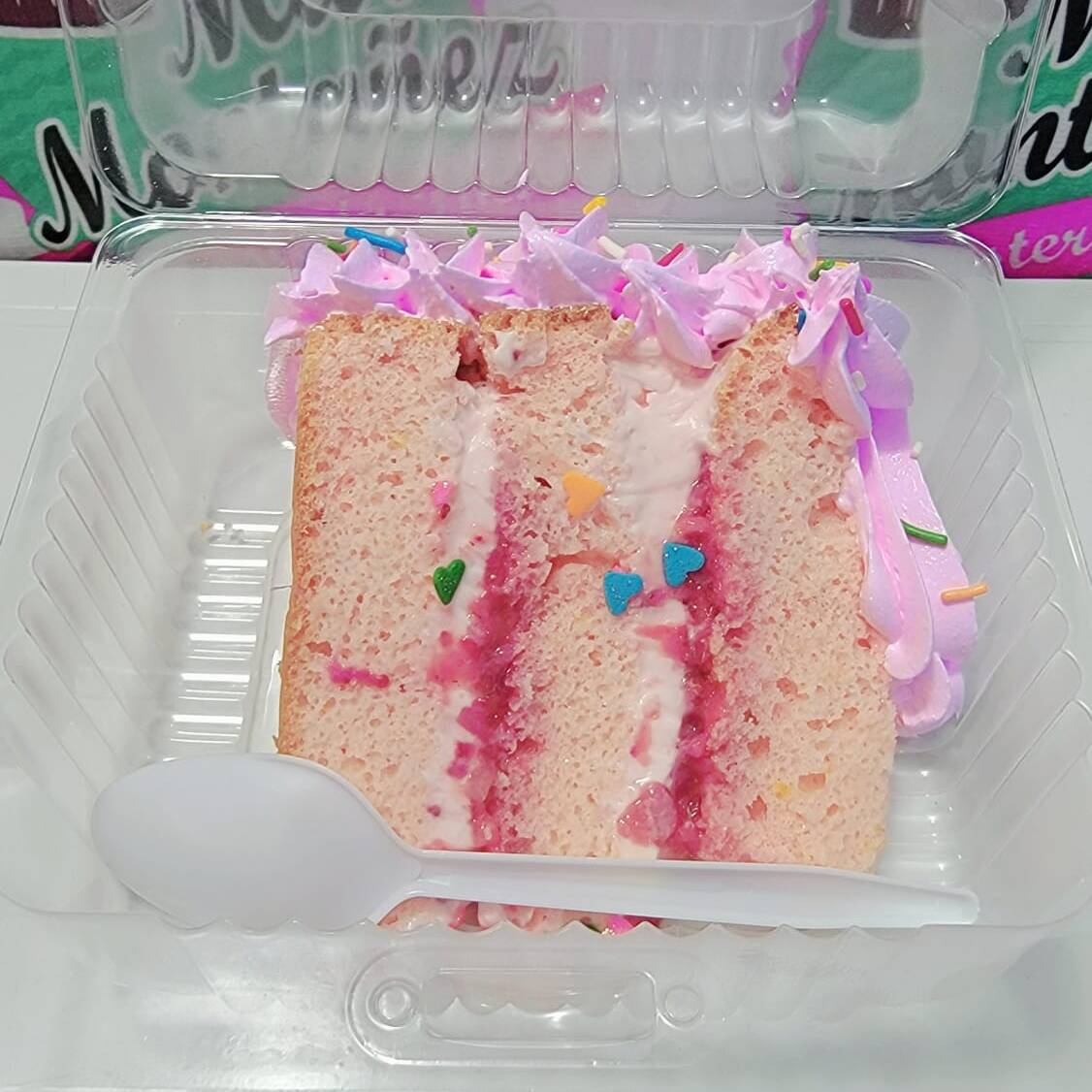 Rebanada de Pastel de Fresas, relleno con Philadel