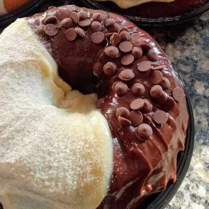 Massa de chocolate fofinha e úmida, cobertura cremosa de chocolate e ninho, leite em pó e gotas de chocolate. (Rende aproximadamente 8\10 fatias)