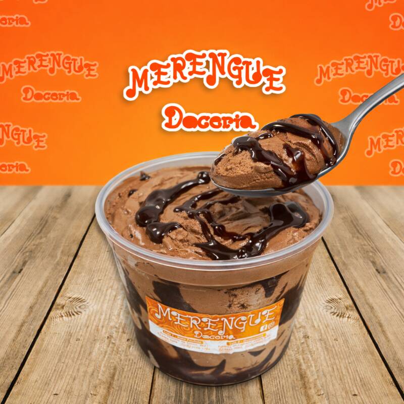Desfrute o prazer inigualável do nosso Sorvete Merengue Doceria Sabor Chocolate de 1,5l. Uma deliciosa e cremosa mistura de chocolate, enriquecida com abundante ganache de trufa de chocolate para um sabor irresistível. Cada porção deste sorvete caseiro é cuidadosamente produzida em nossa própria Merengue Doceria, garantindo a qualidade e a autenticidade que você merece. Um verdadeiro deleite para os amantes de chocolate, prometendo uma experiência gastronômica deliciosa e inesquecível.