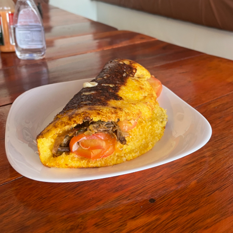 Delicioso cuscuz feito na frigideira, crocante por fora e macio por dentro