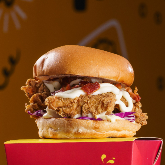 Este sanduíche saboroso é composto por um peito de frango crocante servido em um pão brioche macio. Ele é complementado com um molho especial e uma salada coleslaw refrescante. Para tornar a experiência ainda mais especial, o sanduíche é finalizado com uma generosa porção de Catupiry cremoso e bacon crocante, proporcionando uma explosão de sabores a cada mordida.