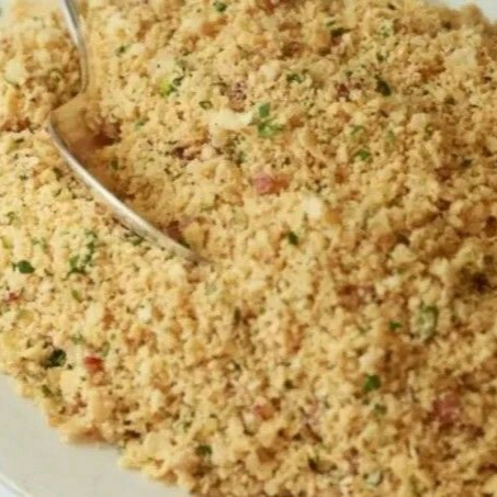 Farofa saborosa e crocante, preparada com farinha torrada e temperos da casa. Uma combinação perfeita para acompanhar frango e carnes assadas. Porção de 250 g.