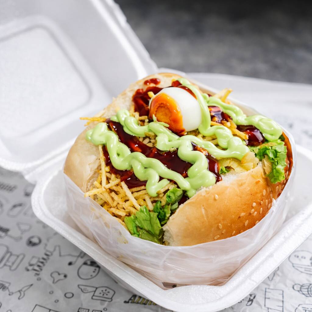 Pão , 4 carnes , 3 ovos , 4 queijo , 4 presunto , bacon , calabresa , batata palha , salada e molhos .