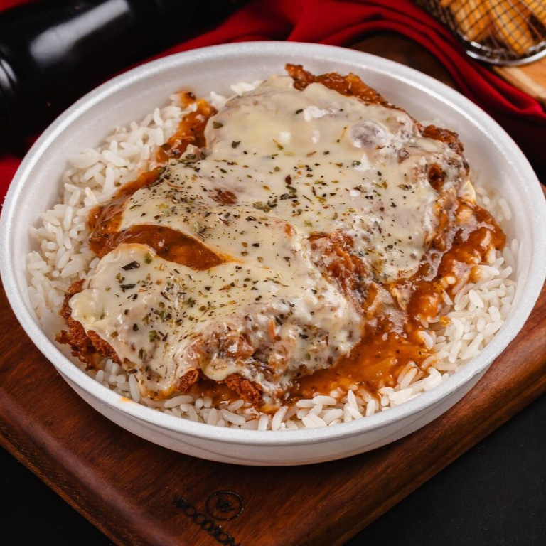 Arroz soltinho, bife à parmegiana e purê de batata cremoso.