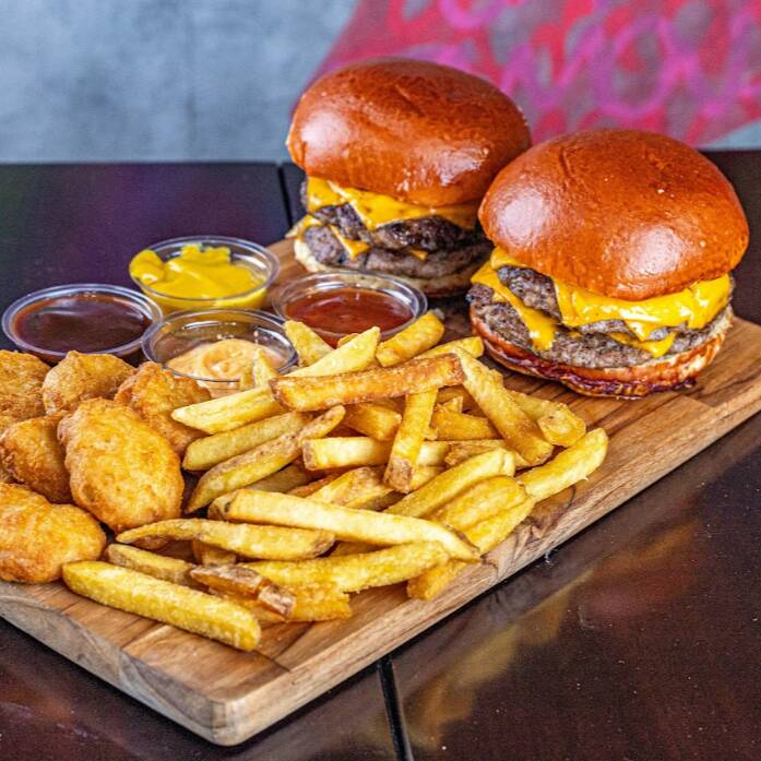 2 Duplo Cheese + 4 Molhos + Fritas e Nuggets Supreme