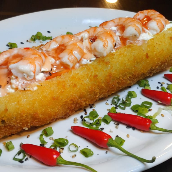 recheio de salmão e kani mixado no creme cheese todo empanado por fora.