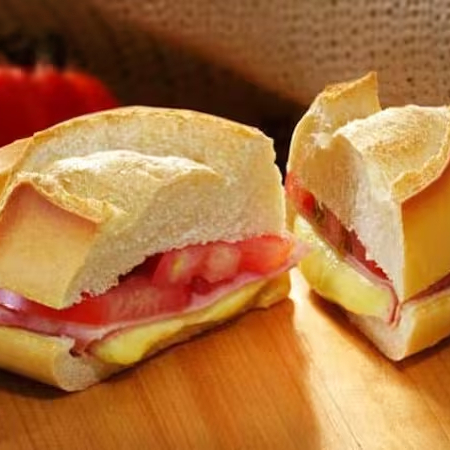 Saboroso Lanche Bauru com suco de Laranja Fresquinho.