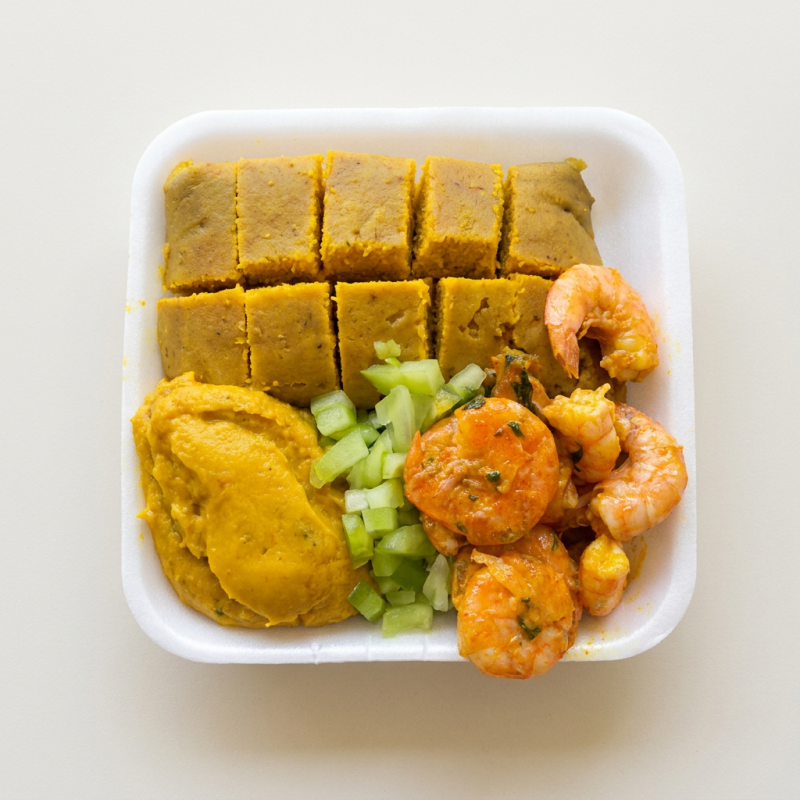 Abará com camarão fresco, vatapá, caruru e salada.