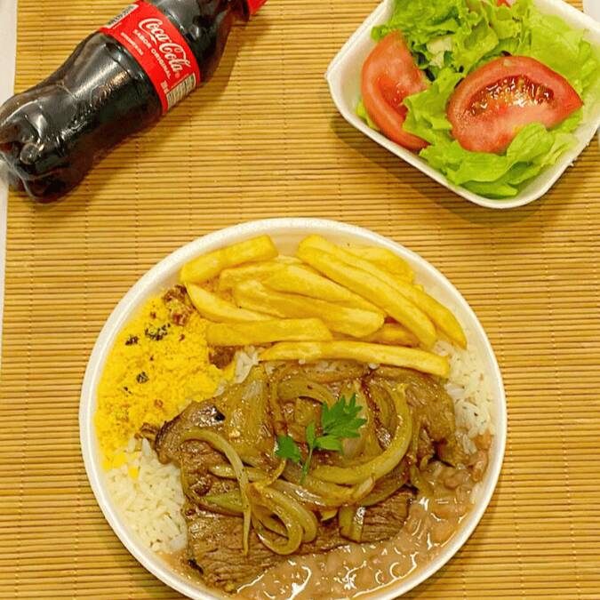 Nossa marmita acompanha um arroz bem fresquinho com um tempero caseiro, feijão com aquele caldo encorpado e com cheirinho de alho, farofa de bacon, batata frita e a carne de panela molinha com batata e cenoura. Perfeita para hoje ! Tamanho da sua escolha Caseiro e gostoso.l