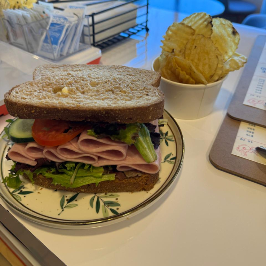 SANDWICH CLÁSICO + CHIPS