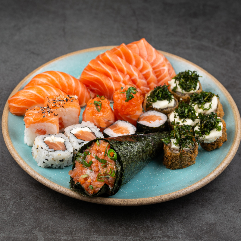 1 mini temaki completo com cream 6 sashimis de salmão 2 neguiri de salmão 2 baterá de salmão 2 uramaki de salmão 2 hossomaki de salmão 2 joy de salmão 6 hot holls com couve Atenção! Sem alteração.... Deixe sua avaliaçao no app sobre este pedido, sua 5 estrela vai ajudar bastante;)