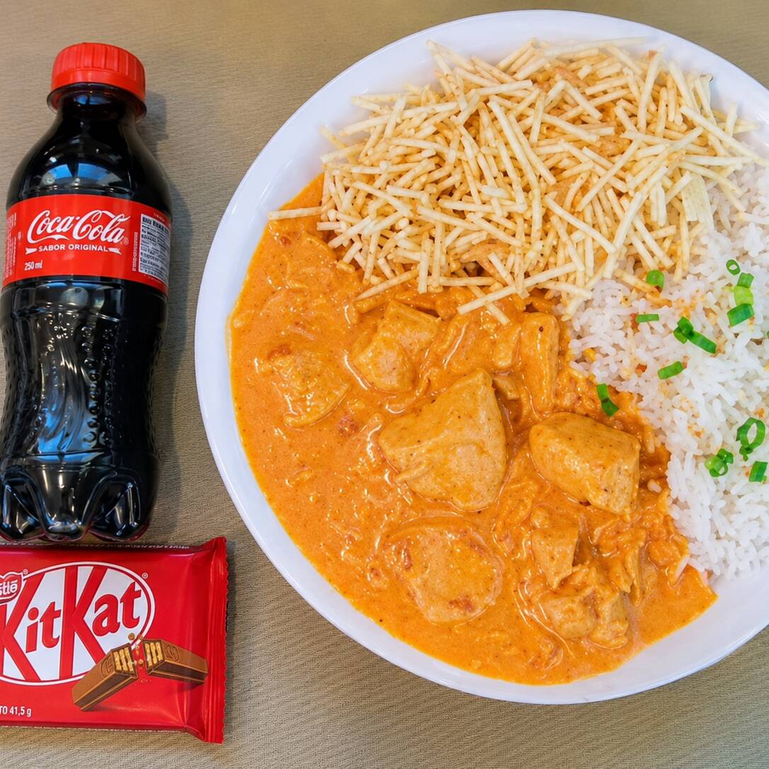 Marmita com delicioso filé de frango ao molho estrogonote acompanhado de arroz branco e batata palha Acompanha refrigerante pet Coca Cola bem gelado e de sobremesa um kit Kat . Marmita indicada para 01 pessoa.