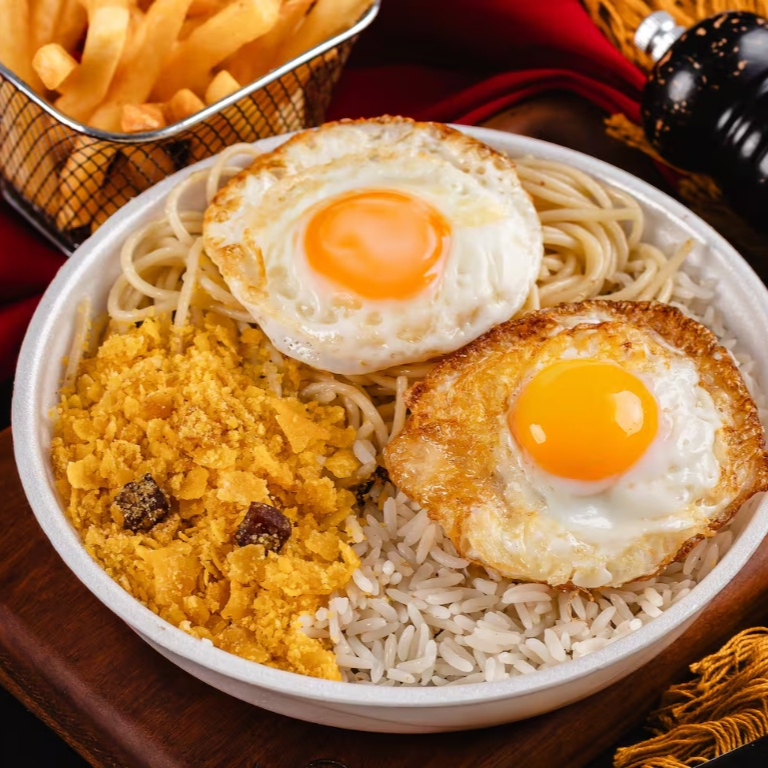 Arroz soltinho, feijão bem temperado, macarrão alho e óleo, farofa crocante, purê de batata cremoso e 2 Ovos Fritos.