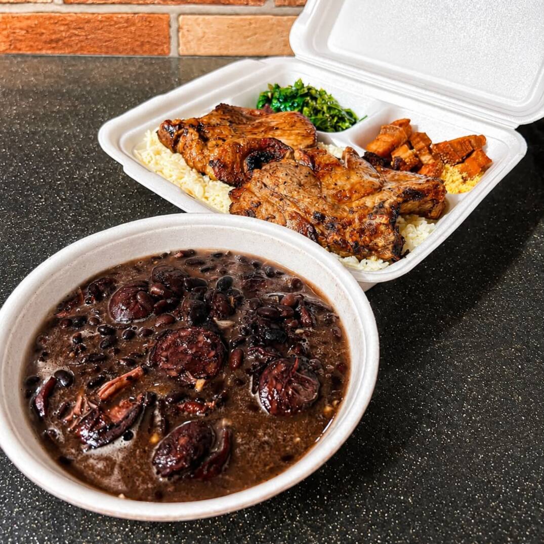 feijao preto,lombo,carne seca ,linguiça , torresmo, faroça ,arroz e bisteca ( individual 1 pessoa) pequena e grande 2 pessoas