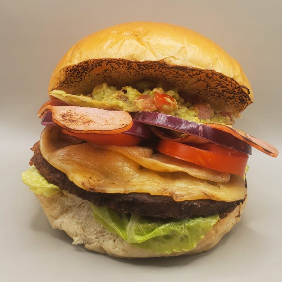Hamburguesa de Res con Guacamole y Tocino