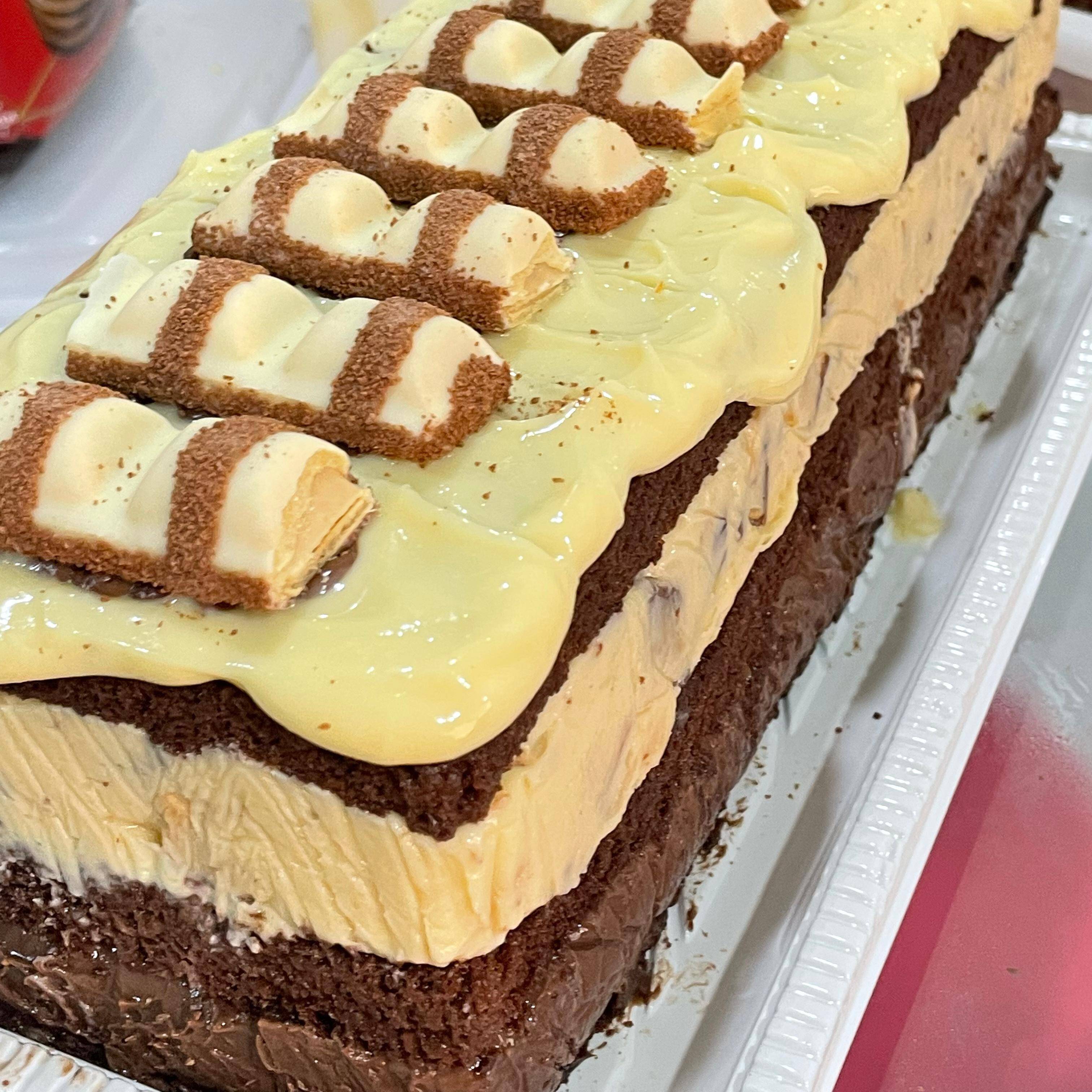 O sabor mais vendido em nossos festivais de fatias: Kinder Bueno! Com a massa molhadinha, fofinha produzida com chocolate 50% cacau! Com recheio de kinder bueno, brigadeiro goumert, finalizado com kinder bueno.