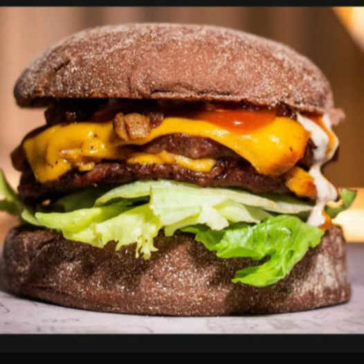 Duplo com pão australiano macio da maná selado na manteiga com hamburguer de 100g , alface fresquinho americana , bacon crocante , queijo cheddar derretido e molho especial da casa entrega gratis