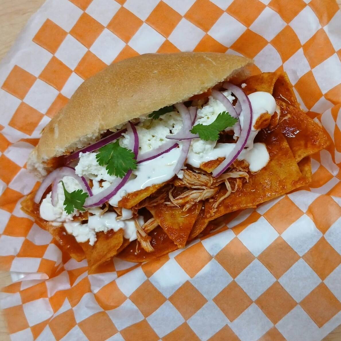 Torta de Chilaquiles Rojos con Pollo