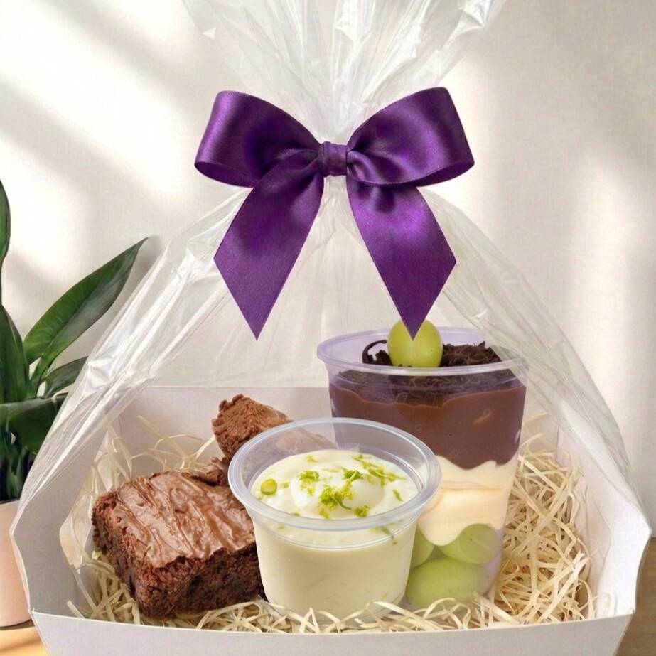 Linda cesta para presentear a pessoa especial ou se presentear, com os itens: 01 Bolo de Pote de Chocolate 150ml; 01 Bolo de Pote Red Velvet 150ml; 01 Banoffe 190ml; 02 Trufas de Chocolate Preto; 02 Trufas de Chocolate com Recheio de Chocolate Branco. (aprox. 700g)