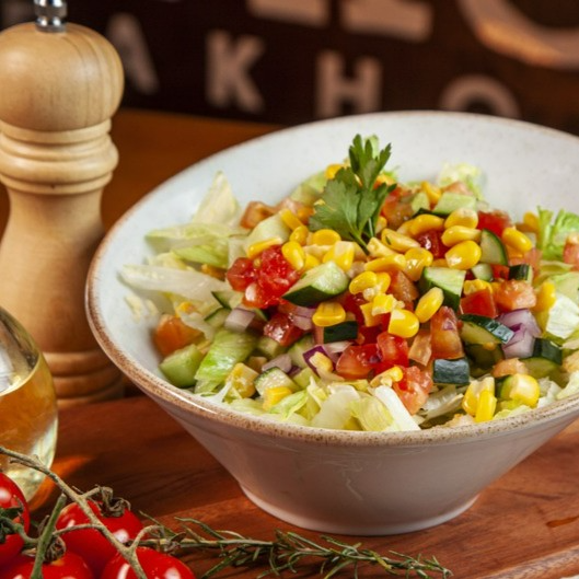 Refresque-se com nosso mix de folhas, tomate, milho e tempero picante. Adicione uma proteína e faça dessa salada uma opção nutritiva e deliciosa para qualquer hora!