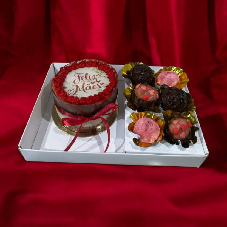 Bolo de massa branca amanteigada que derrete na boca, com recheio a sua escolha: Ninho c/ Geleia de Morango, Brigadeiro, Doce de leite c/ Coco Brigadeiros a sua escolha: Ninho, Chocolate, Café, Morango, Coco