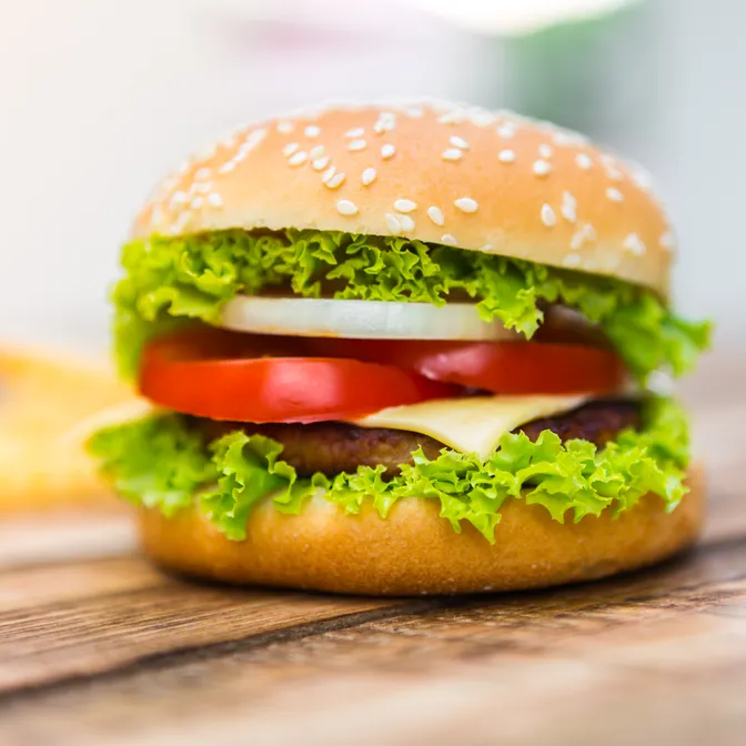 CARNE DE HAMBURGUE, PÃO E SALADA