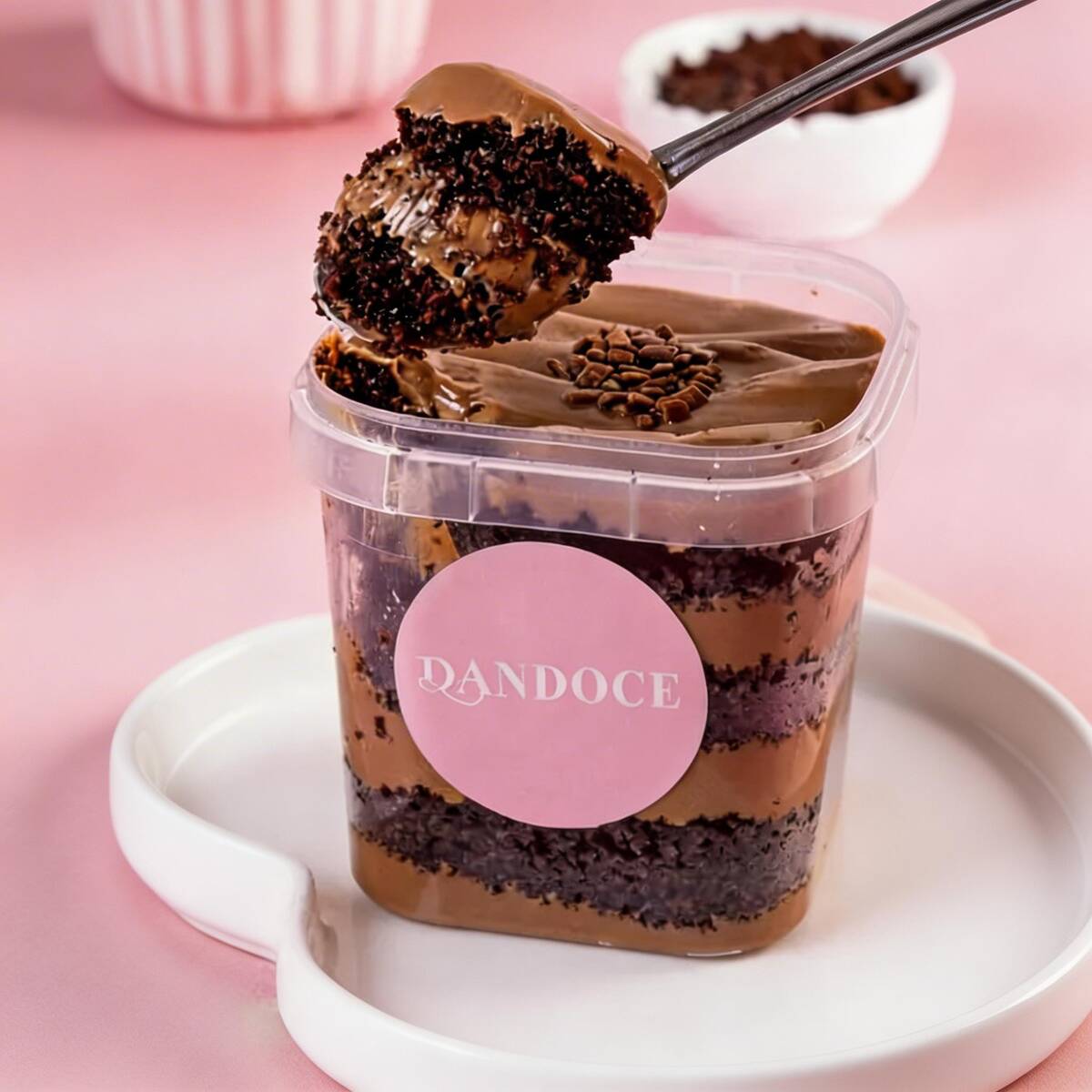 Massa de chocolate com recheio e cobertura de chocolate. Peso médio - 270g