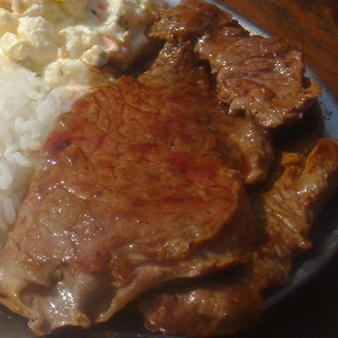 Contra filé, arroz, feijão e fritas