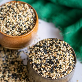 Porção de gergelim torrado para finalizar seus pratos com mais aroma, crocância e sabor.