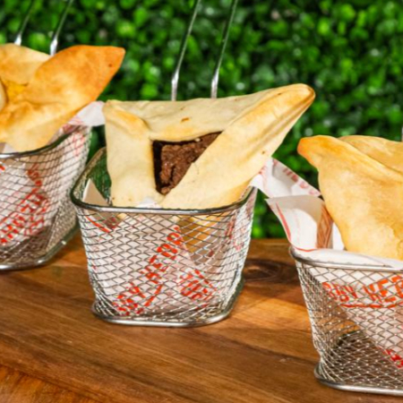 Esfiha de massa artesanal com recheio de carne moída temperada.