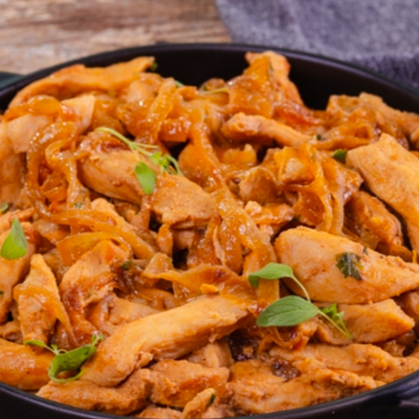 Peito de frango cortado em tirinhas assado na cebola servido com arroz Macarrão feijão Vinagret Batata de maionese