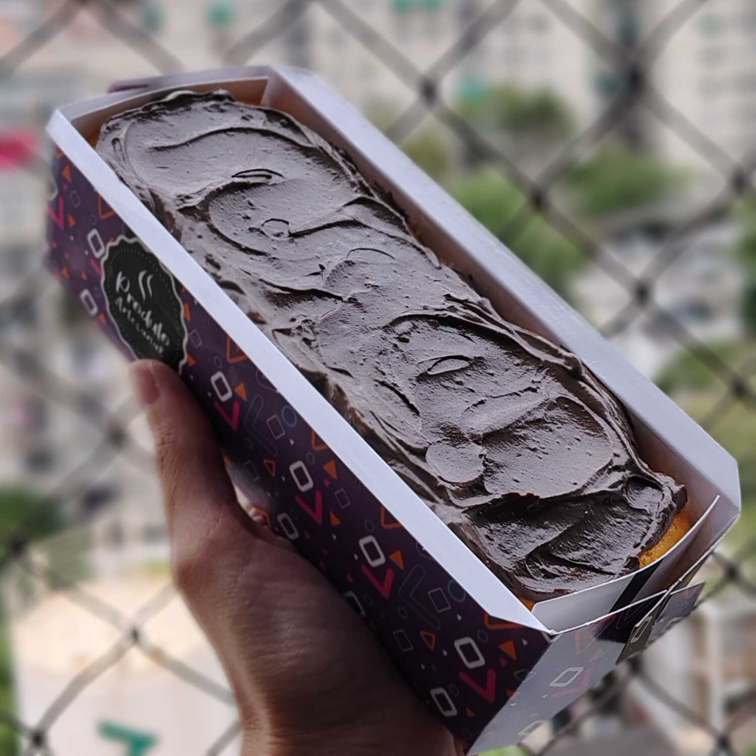 Bolo inglês de cenoura com cobertura de chocolate 100% cacau
sem glúten e sem lactose
Contém açúcar demerara