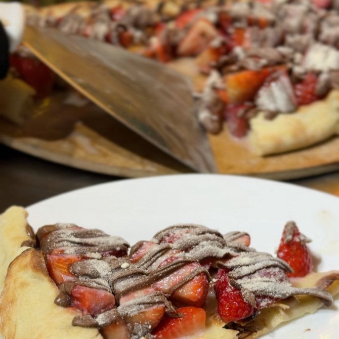 PIZZA MEIA UVAS VERDES MEIA MORANGOS, COBERTA COM CHOCOLATE AO LEITE, FINALIZADAS COM LEITE NINHO