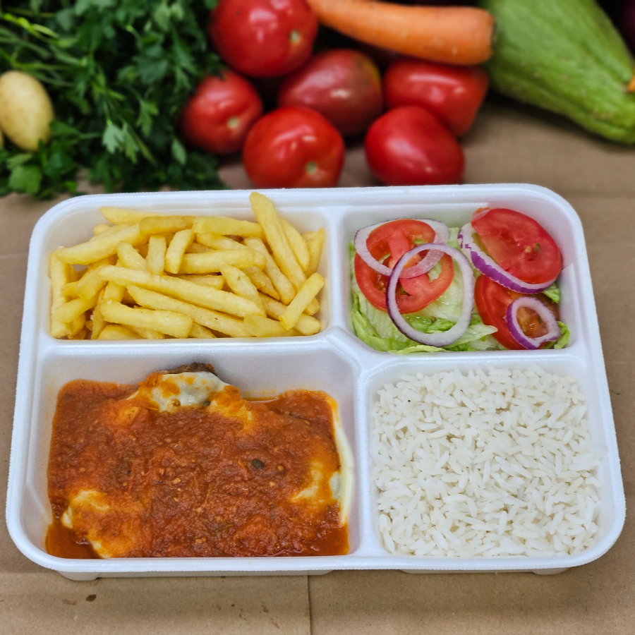 Nossa parmegiana ganha vida com um molho pomodoro artesanal, preparado no Brado Bar com tomates frescos de produtores locais e temperos naturais como salsão, salsinha e cebola. O resultado é um sabor caseiro e único, que envolve a filé de frango empanada — crocante por fora, suculenta por dentro — e é finalizada com queijo gratinado. - Frango a parmegiana - Arroz bem temperado com mix de cebola e alho, - Batata frita - Saladinha da estação