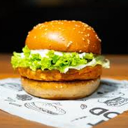 Pão de brioche, frango empanado, catupiry, alface, tomate, cebola roxa e maionese da casa