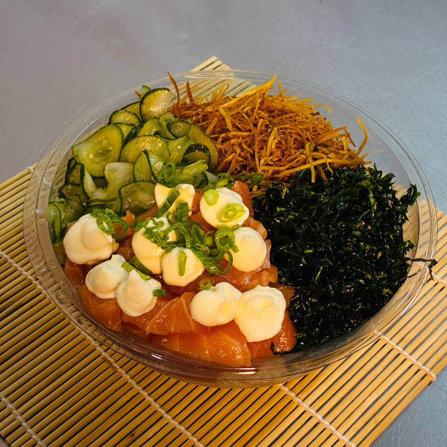 Poke de arroz com salmão e creme chisse sunomono ,couve crocante e batata doce crocante.