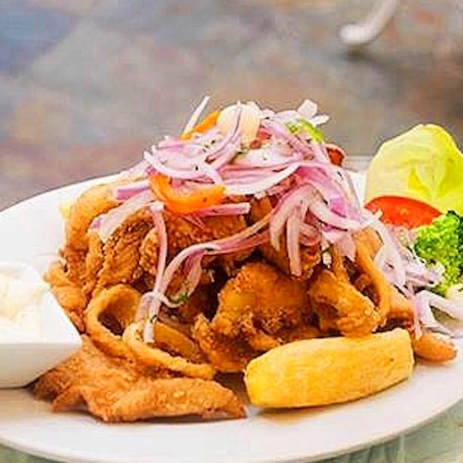 Jalea de Pescado c Yucas Doradas y Arroz + Bebida