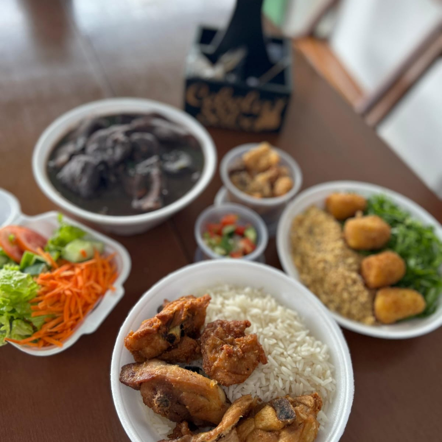 ACOMPNHA 1 CINI 500 ML ;serve bem duas pessoas / acompanhamentos todos separados/ arroz/ feijoada/frango a passarinho/ couve refogada/ farofa/ banana a milanesa/ vinagrete/ salada/torresmo.