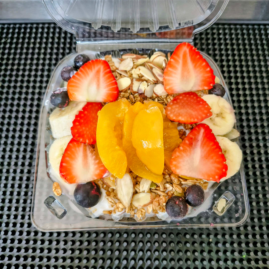 Fruta con Yogurt Griego
