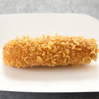 Salsicha inteira ou com queijo num palito envolto em massa especial coreana com Ramen ao redor e frita