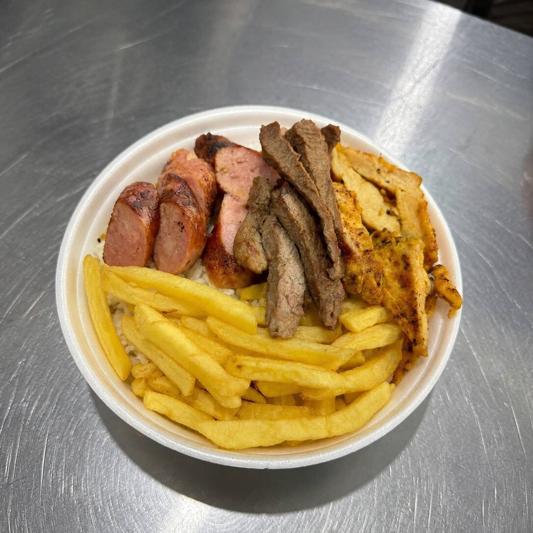 Marmita de Churrasco Pequena (aprox. 500g)
Arroz, feijão, batata frita e uma deliciosa seleção de carnes assadas na churrasqueira:
miolo de paleta, filé de coxa de frango e linguiça toscana.
Refeição completa com o verdadeiro sabor do churrasco.